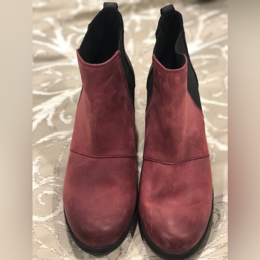 Joan of Arctic Wedge II Chelsea by Sorel 
Color is Rich Wine.